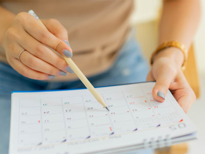 Kobieta notuje w kalendarzu dni z objawami alergii, miesiąc z alergią, Aleric lek na alergię
