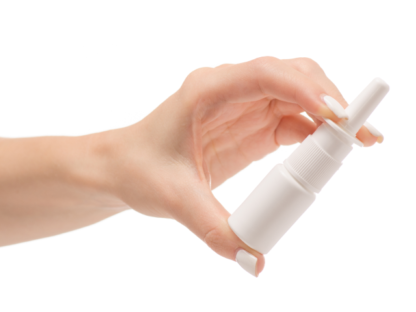 Terapia sterydami - kobieca dłoń trzymająca spray do nosa